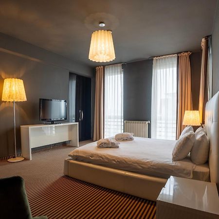 Alex&George Boutique Hotel Cluj-Napoca Exteriör bild