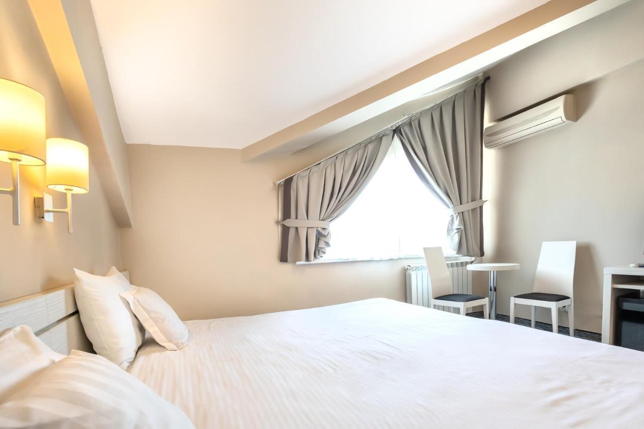 Alex&George Boutique Hotel Cluj-Napoca Exteriör bild