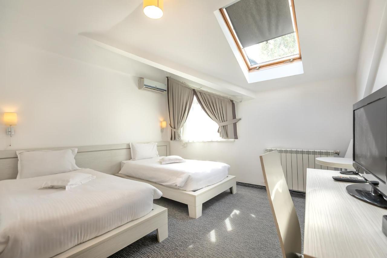 Alex&George Boutique Hotel Cluj-Napoca Exteriör bild