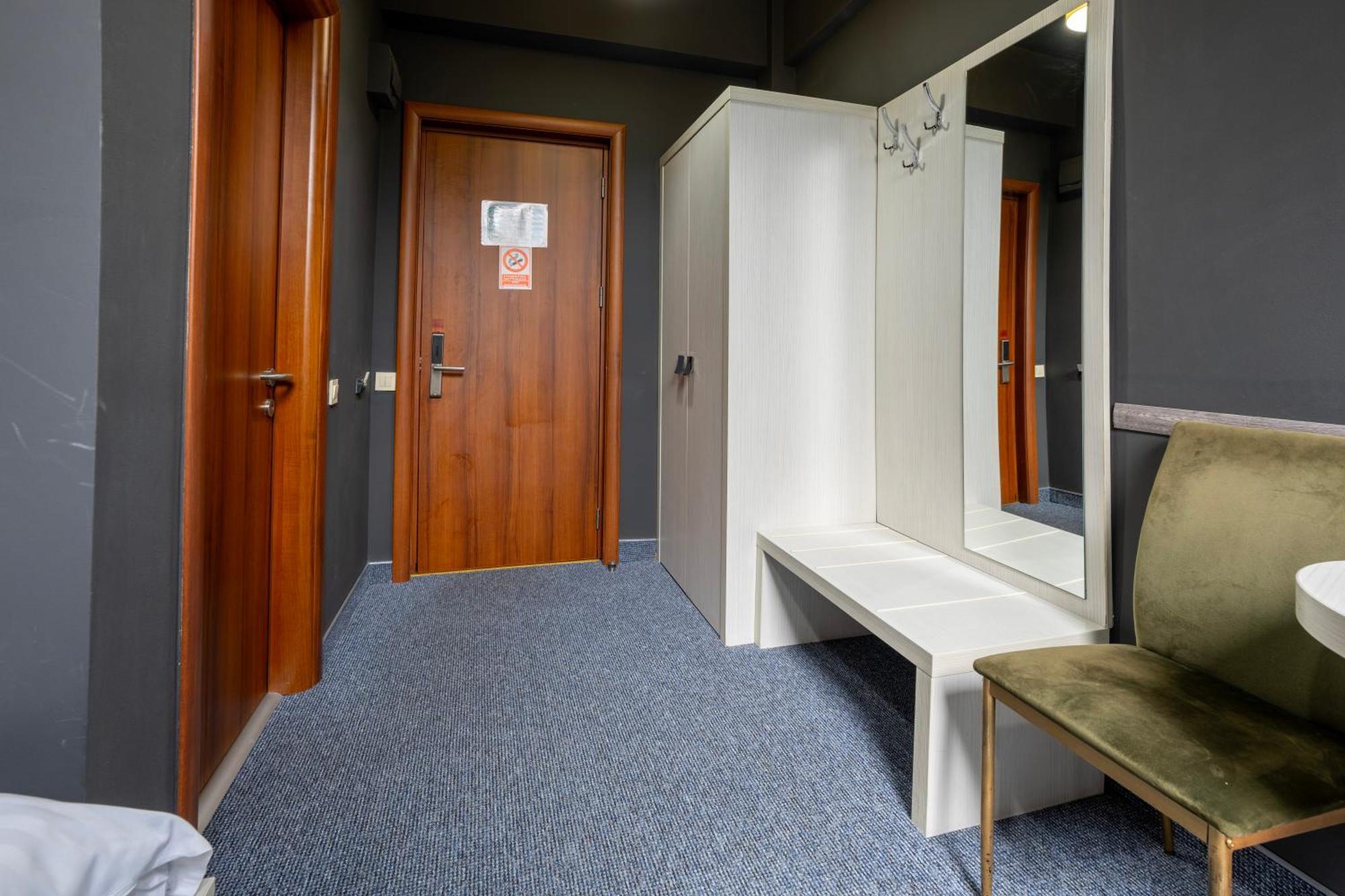 Alex&George Boutique Hotel Cluj-Napoca Exteriör bild