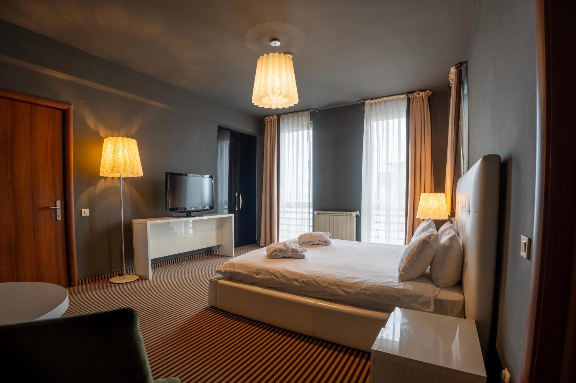 Alex&George Boutique Hotel Cluj-Napoca Exteriör bild