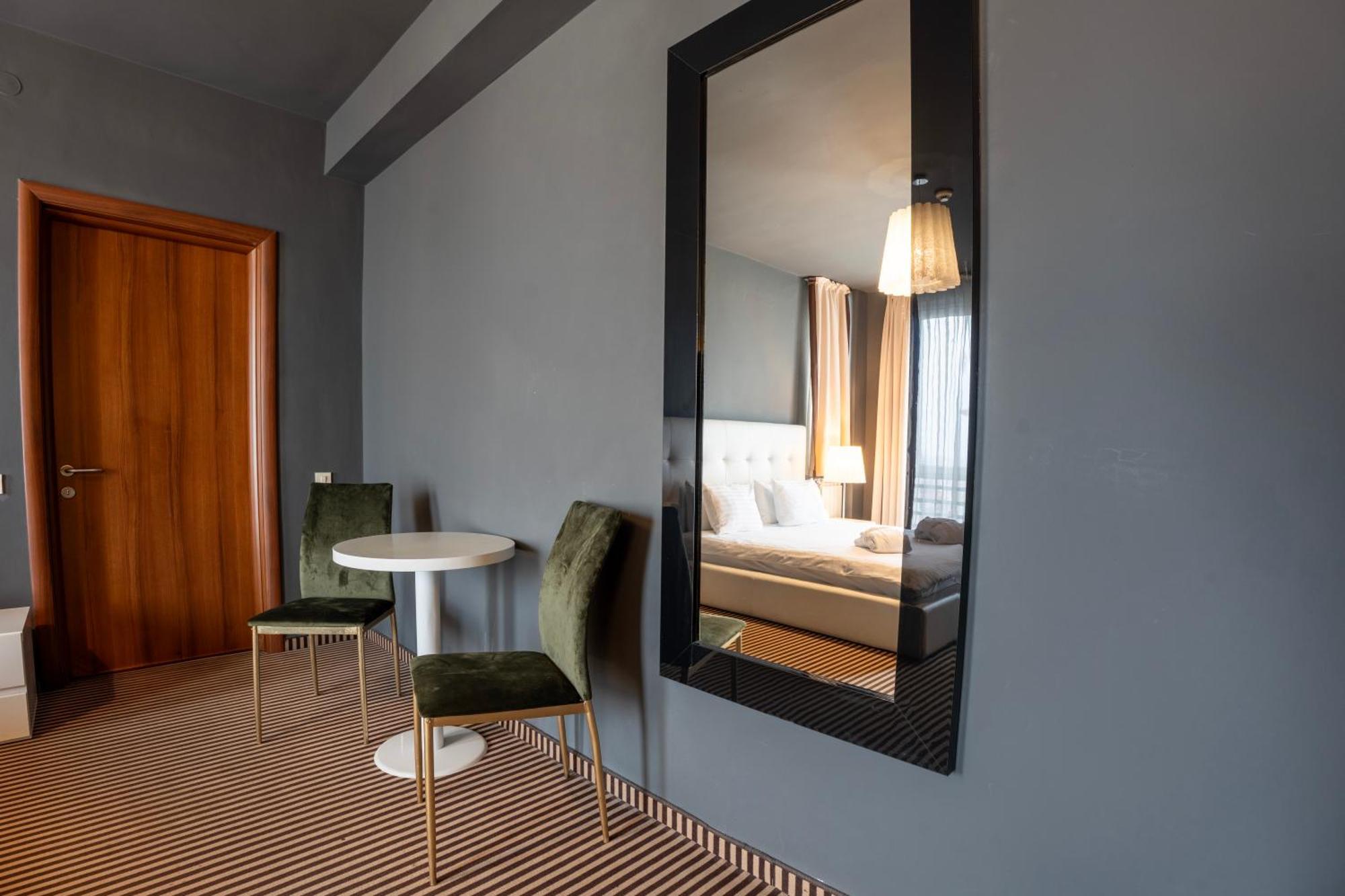 Alex&George Boutique Hotel Cluj-Napoca Exteriör bild
