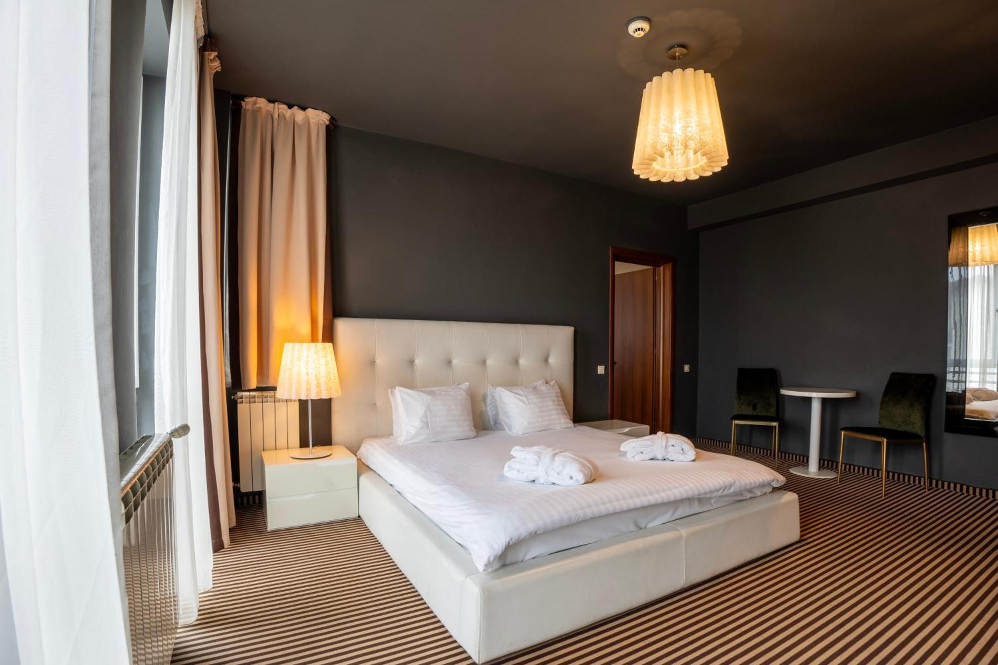 Alex&George Boutique Hotel Cluj-Napoca Exteriör bild