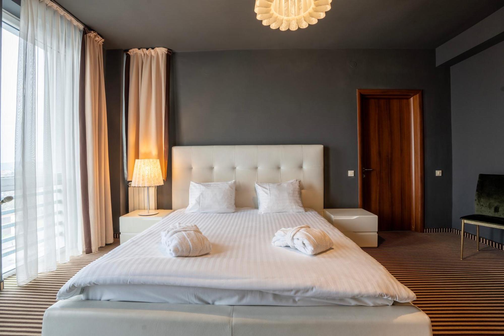 Alex&George Boutique Hotel Cluj-Napoca Exteriör bild