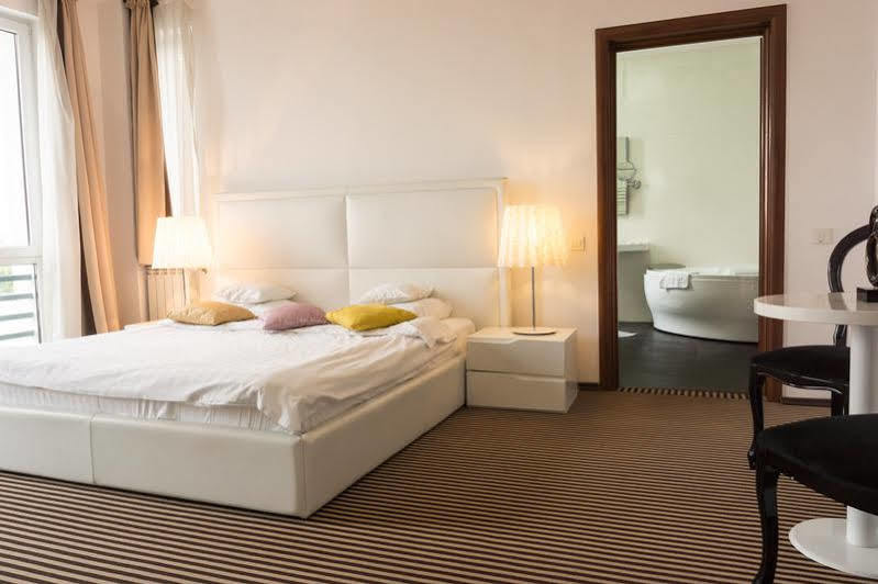 Alex&George Boutique Hotel Cluj-Napoca Exteriör bild